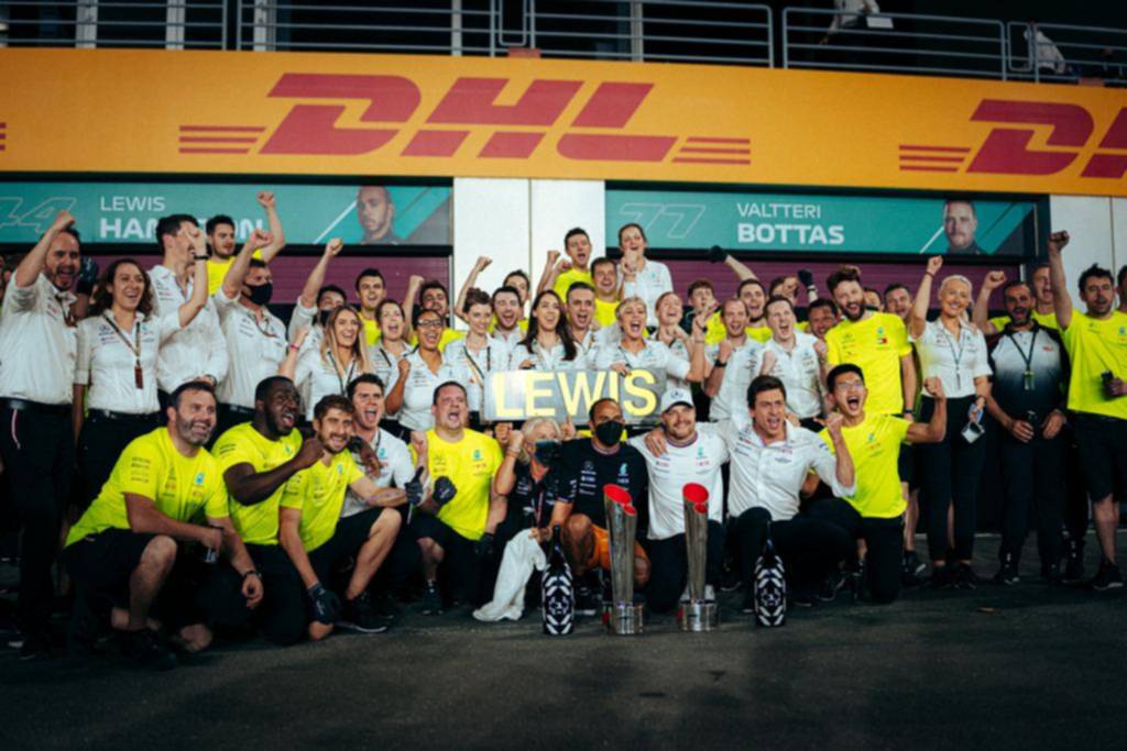 Hamilton acortó distancias, en medio de una definición cargada de emoción y tensión