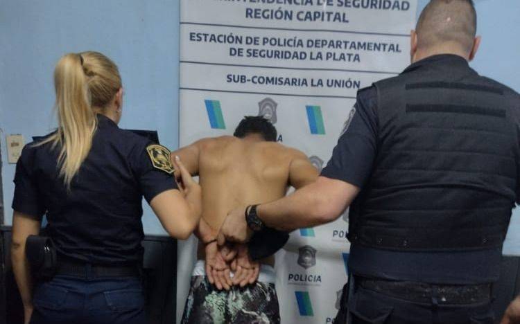 "Que ingrese cualquiera que lo mato", les decía a los policías tras agredir a su esposa