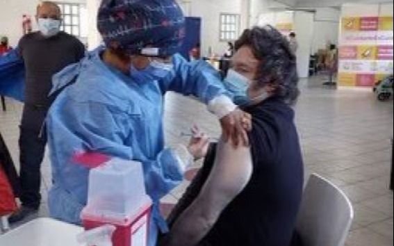 Javier Milei se vacunó contra el coronavirus y estallaron las redes