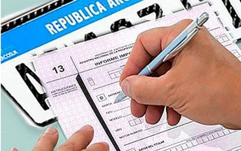 ¿Adiós a las colas? Buscan digitalizar trámites de patentamientos y transferencias de autos