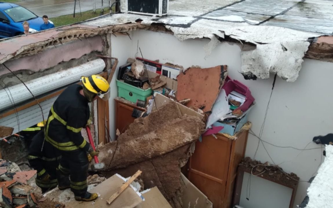Se derrumbó el techo de una casa en Berisso y de milagro no fue tragedia: una persona internada