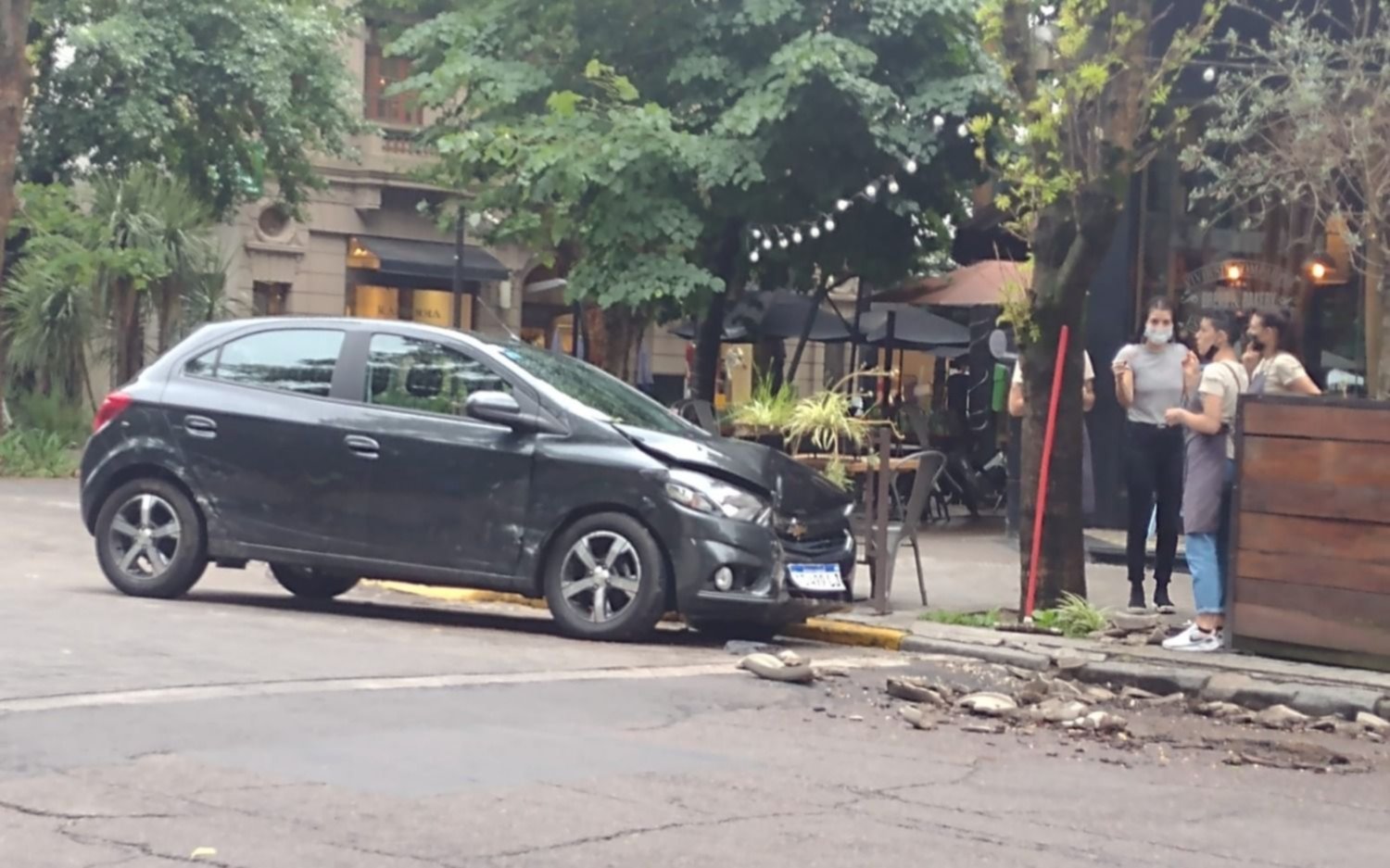 Jornada accidentada en la Ciudad: tres autos chocaron en 5 y 51