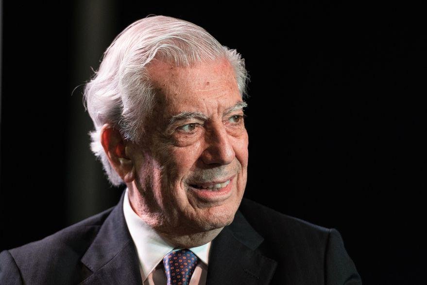 Eligen a Vargas Llosa como miembro de la Academia Francesa