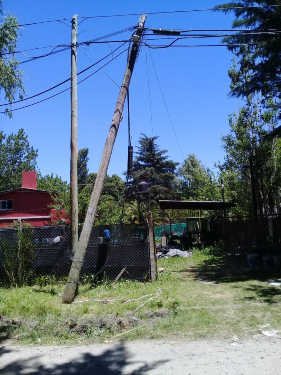 Un poste genera riesgo en una esquina de Villa Elisa