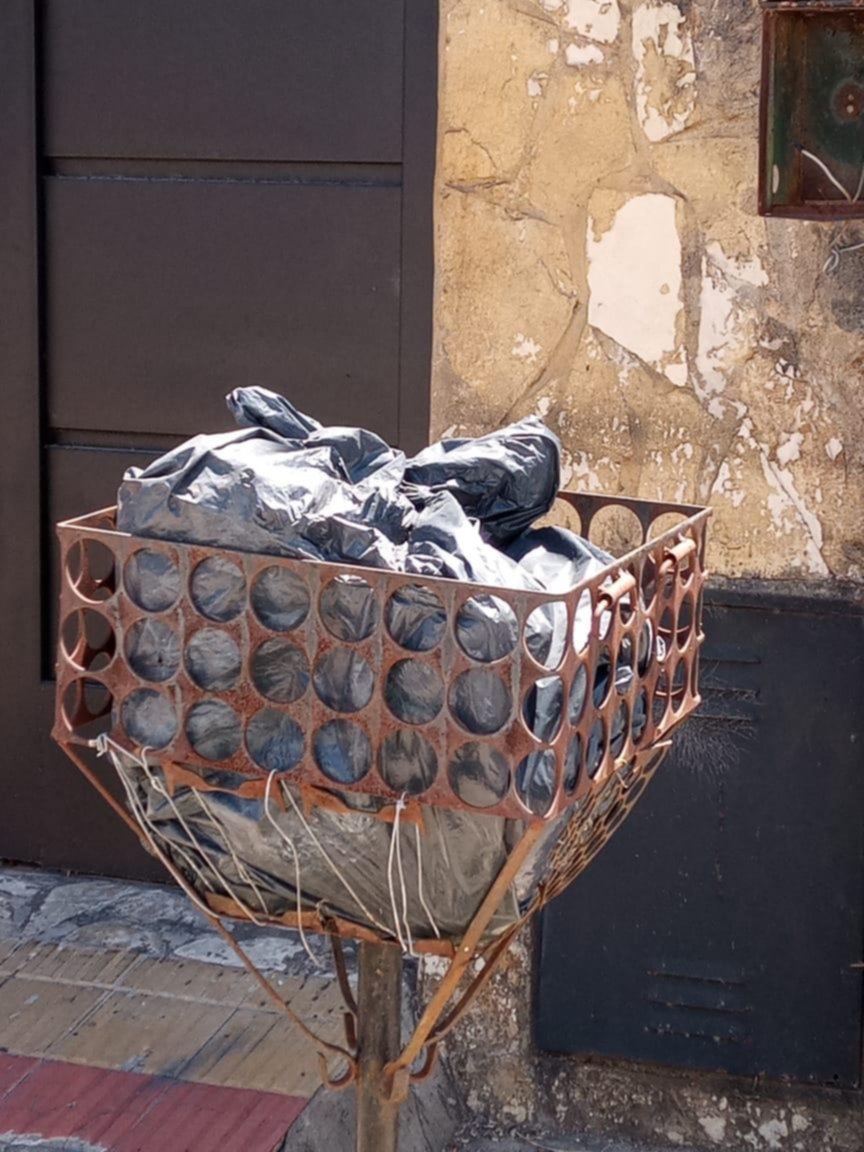 Varios días con las bolsas de residuos en la calle