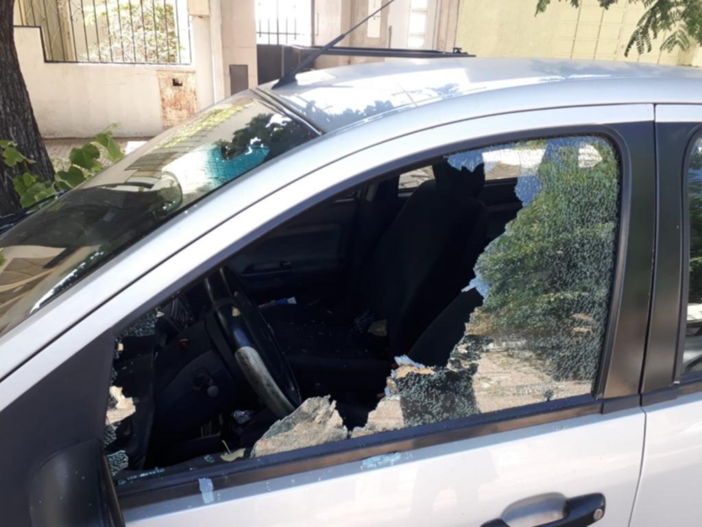 Ahora en la Zona Roja atacan a piedrazos las ventanillas de los autos
