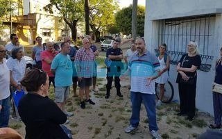 Denuncian nuevos ataques de motochorros en autos estacionados en el barrio El Mondongo