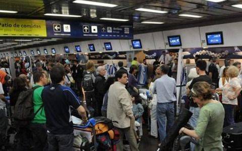 El cepo a las cuotas para viajes al exterior disparó los precios de los vuelos de cabotaje