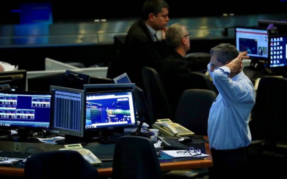 El riesgo país rompió otro récord y el BCRA debió vender más dólares