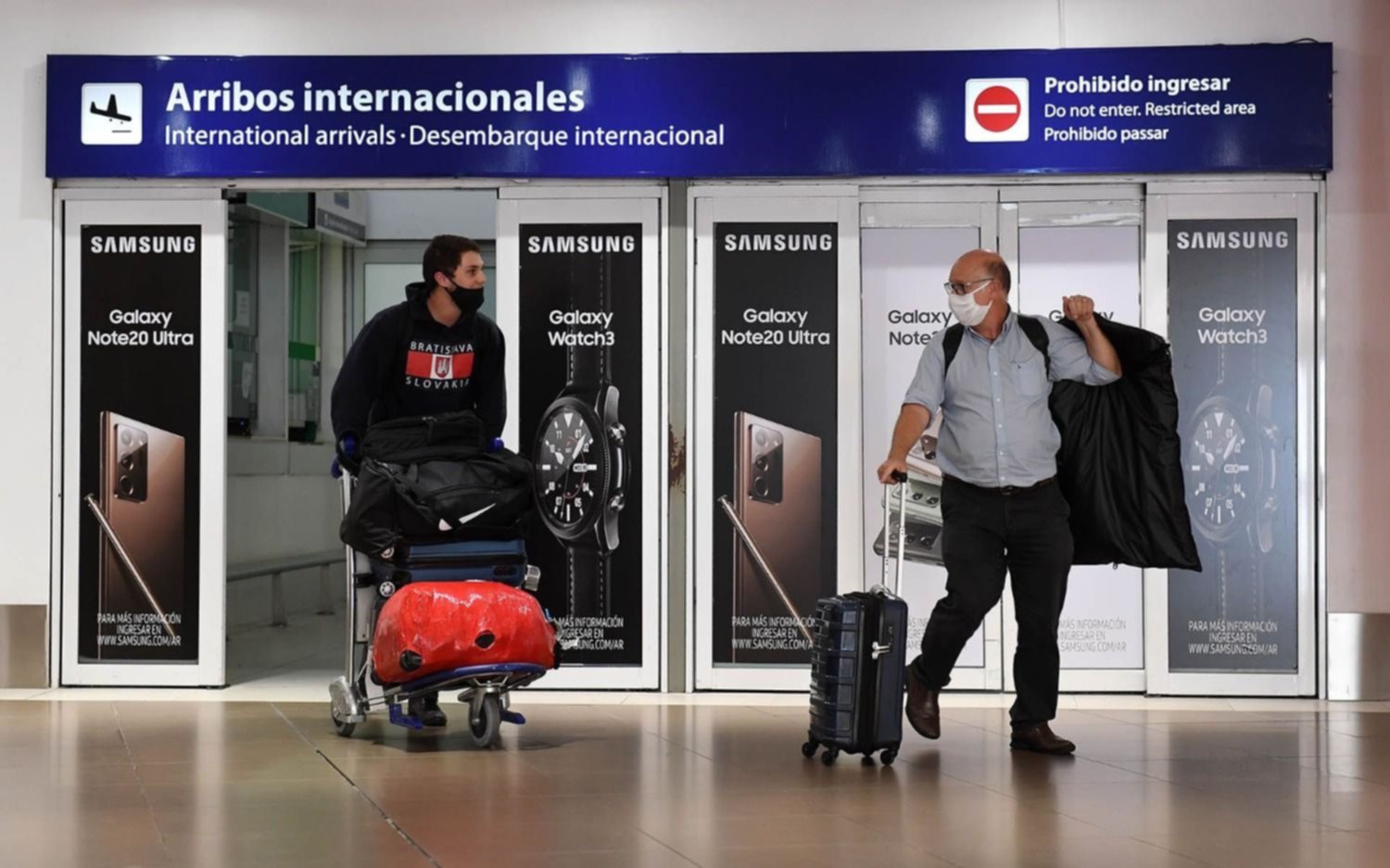 Alerta mundial por la variante Ómicron: la OMS recomienda no viajar a mayores de 60 años