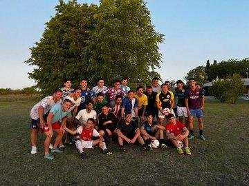 Fútbol, asado y un lindo momento para futbolistas albirrojos