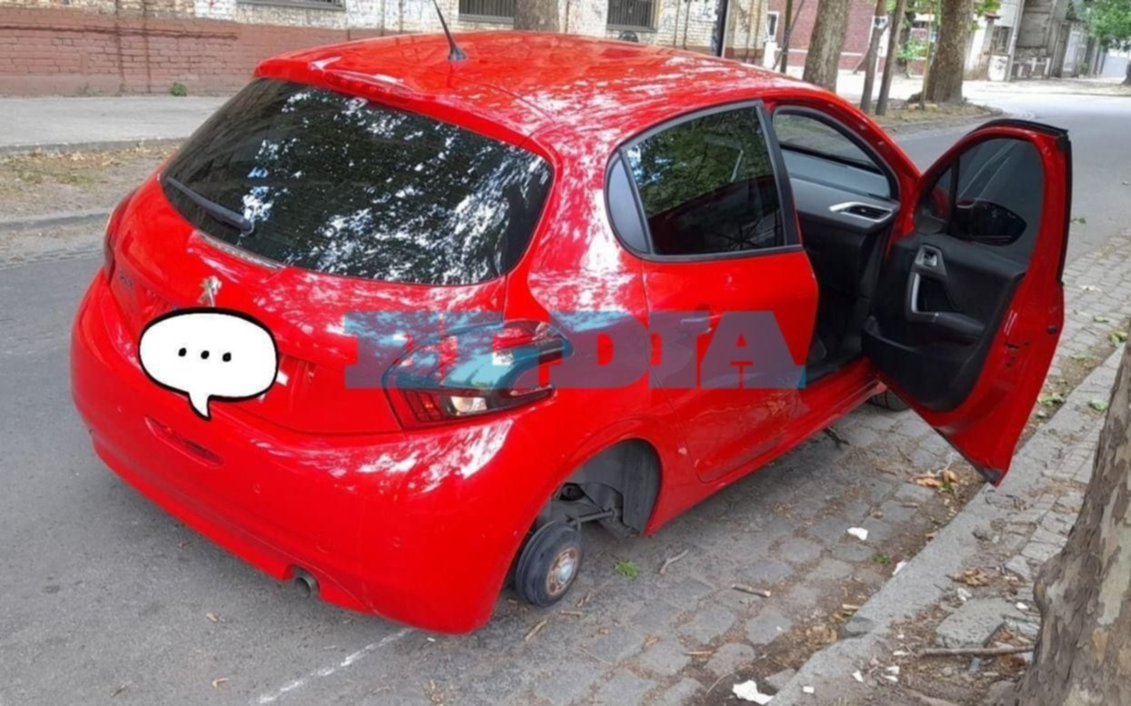 Más rápidos que en la Fórmula Uno: fue a buscar a su hijo al colegio y le robaron la rueda