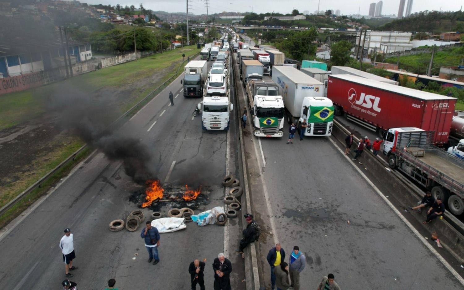 Brasil: se agravan las protestas en 140 rutas de 20 estados, tras derrota de Bolsonaro