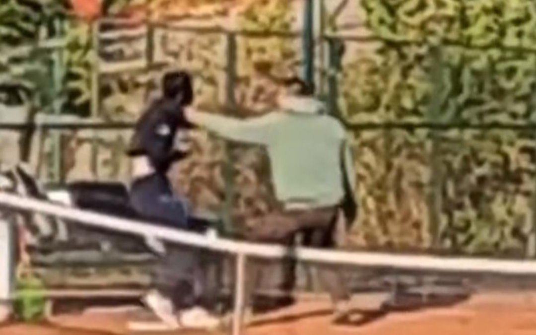 "Actúe correctamente": la indignante defensa del entrenador que golpea a su hija en una cancha de tenis