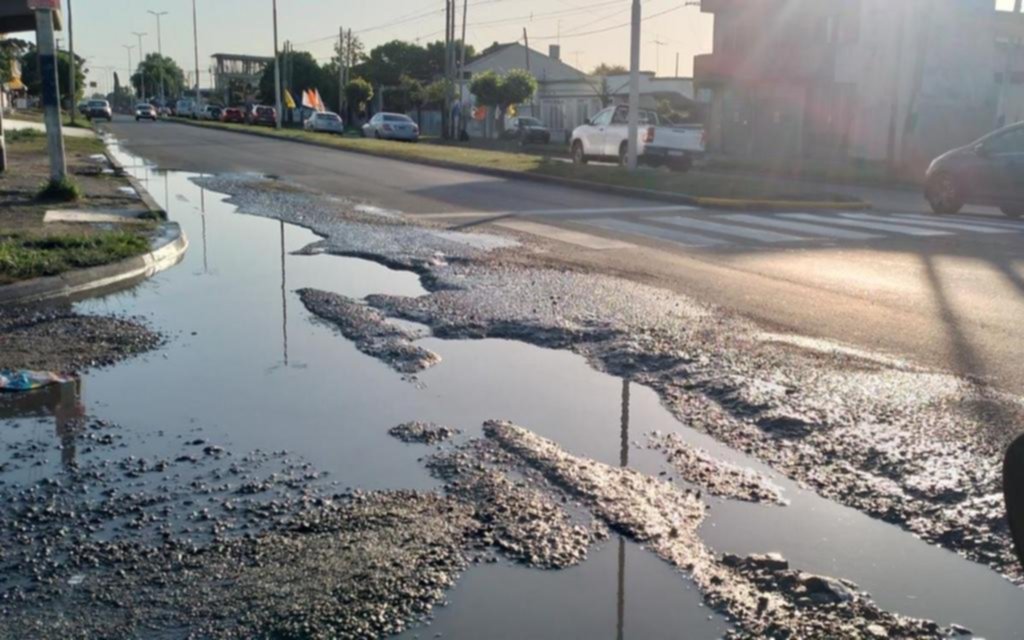 En Los Hornos se suman reclamos por los baches
