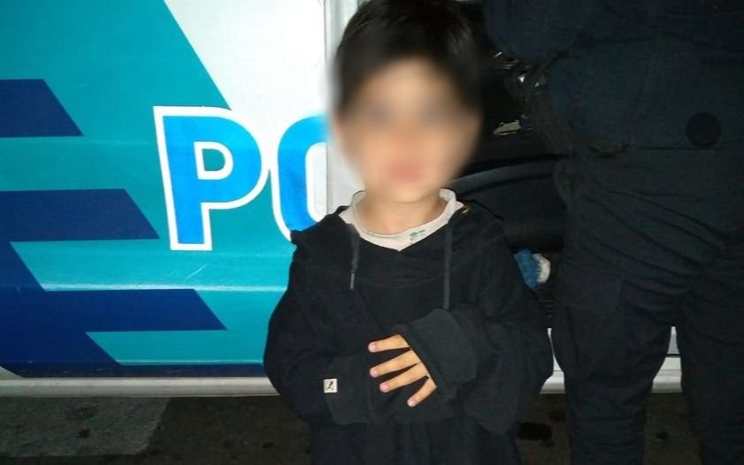 Misterio y conmoción: hallan a un nenito en pijama, solo y llorando en un cajero de La Plata