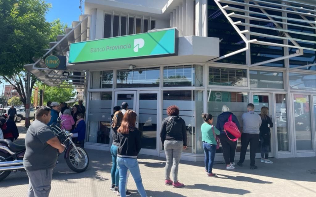 Apareció el padre del nene hallado solo, en pijama y llorando en un cajero de La Plata: ¿qué pasó?