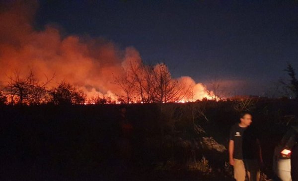 VIDEO AND PHOTOS.  After several hours of tension, they controlled the fire that was pending the southern area of ​​La Plata