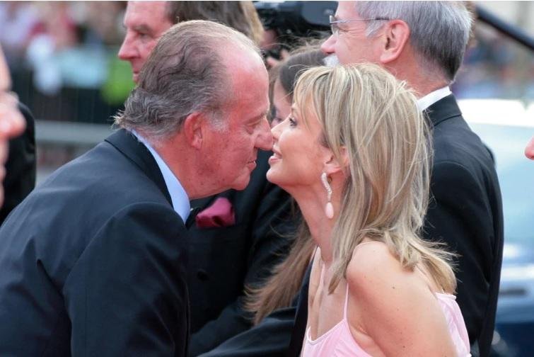 “Juan Carlos I no llevaba una doble vida sino una quíntuple vida”