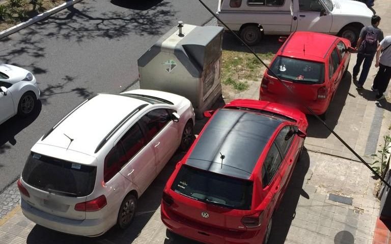Sigue la fiesta del "estaciono donde quiero": se multiplican las denuncian por el descontrol