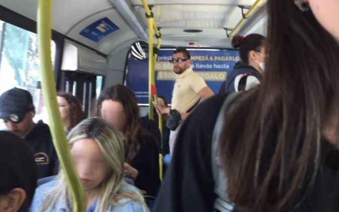 Foto viral en un micro platense: "Me crucé a Bad Bunny en el 202"