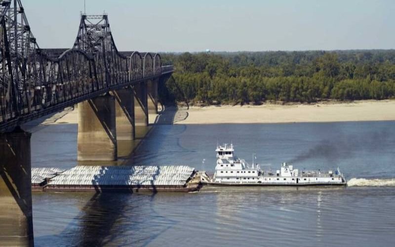 Galería | El bajo nivel del Misisipi pone en jaque al vital transporte fluvial de EEUU