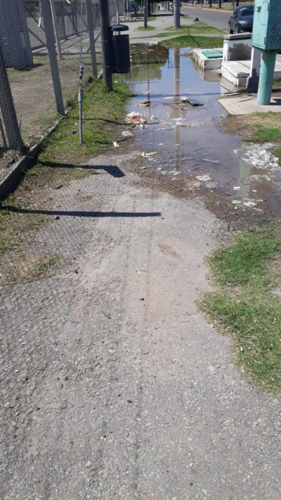 Un charco enorme en la vereda junto a una escuela
