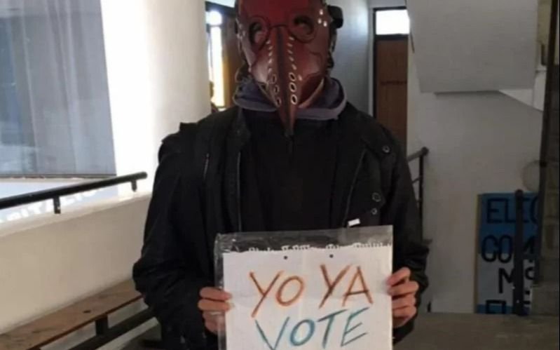 Elecciones UNLP: un alumno se cansó y llevó un cartel que decía "yo ya voté"