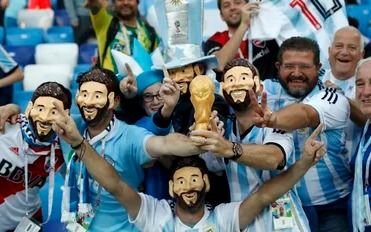 A 15 días del Mundial, cientos de hinchas con la camiseta argentina "copan" la previa