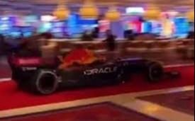 De locos: un Fórmula 1 se apareció circulando dentro de un Casino en Las Vegas