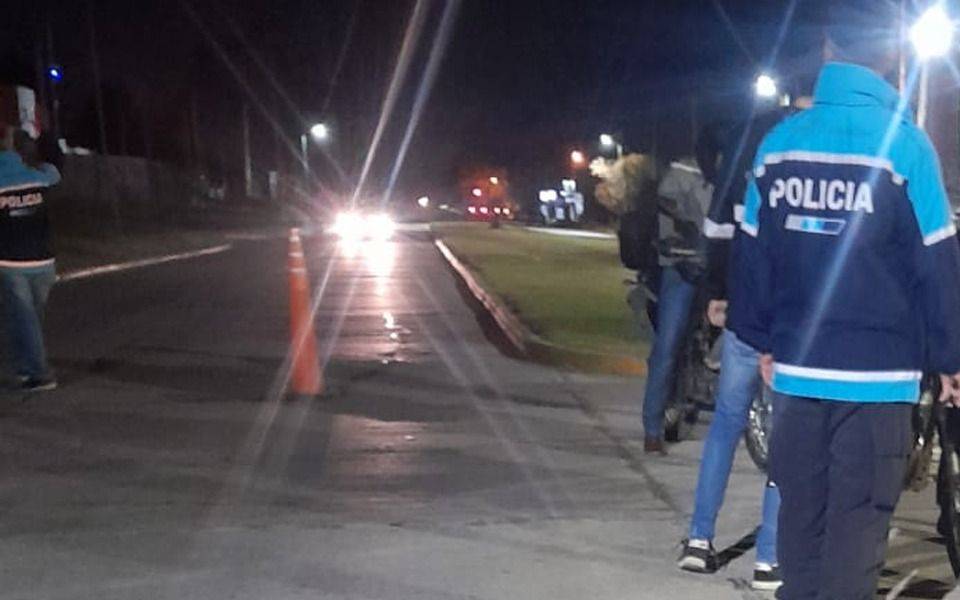 Persecución trágica en las calles platenses: un policía murió mientras seguía a motochorro