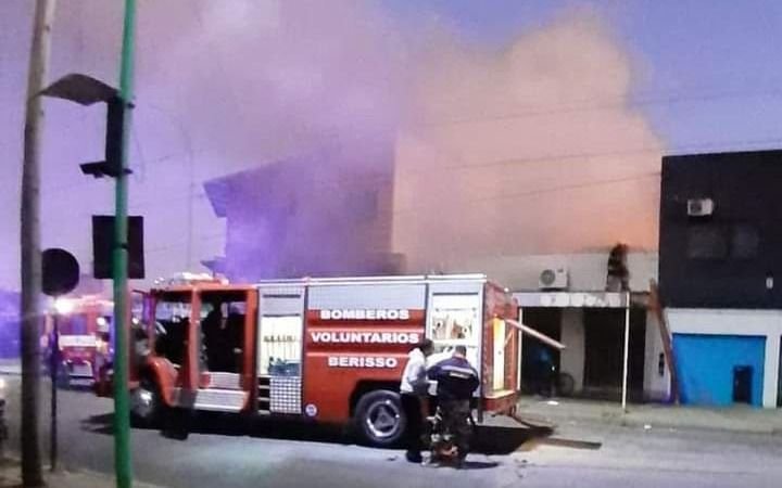 Incendio voraz y llamas de varios metros en Berisso
