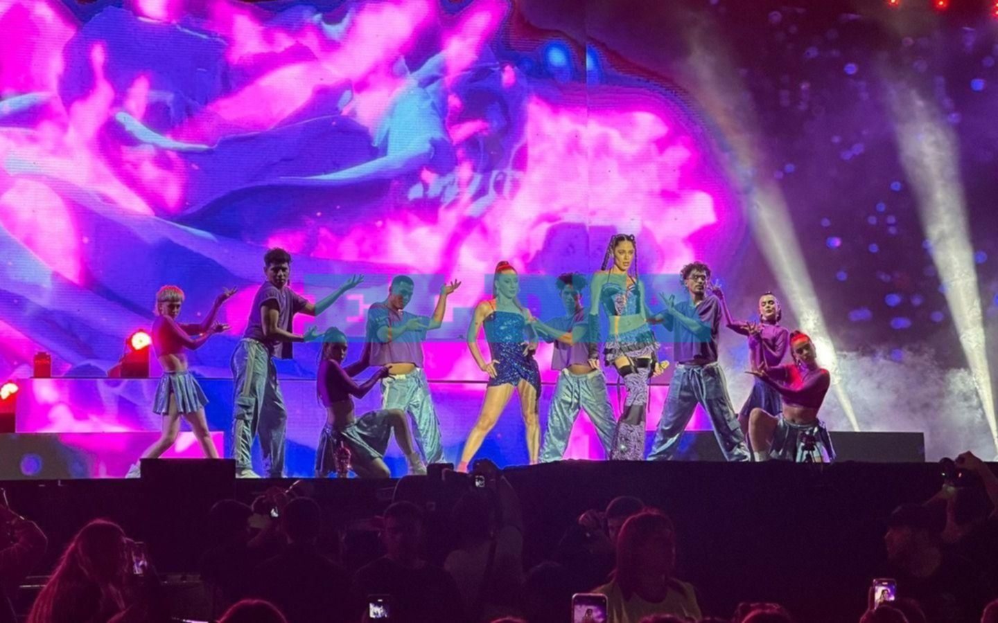 Tini Stoessel hace vibrar a La Plata: comenzó el show en UNO