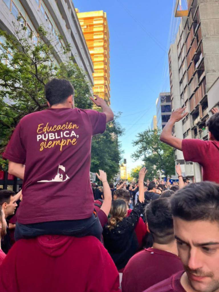 Ola morada en la UNLP: duro retroceso de La Cámpora