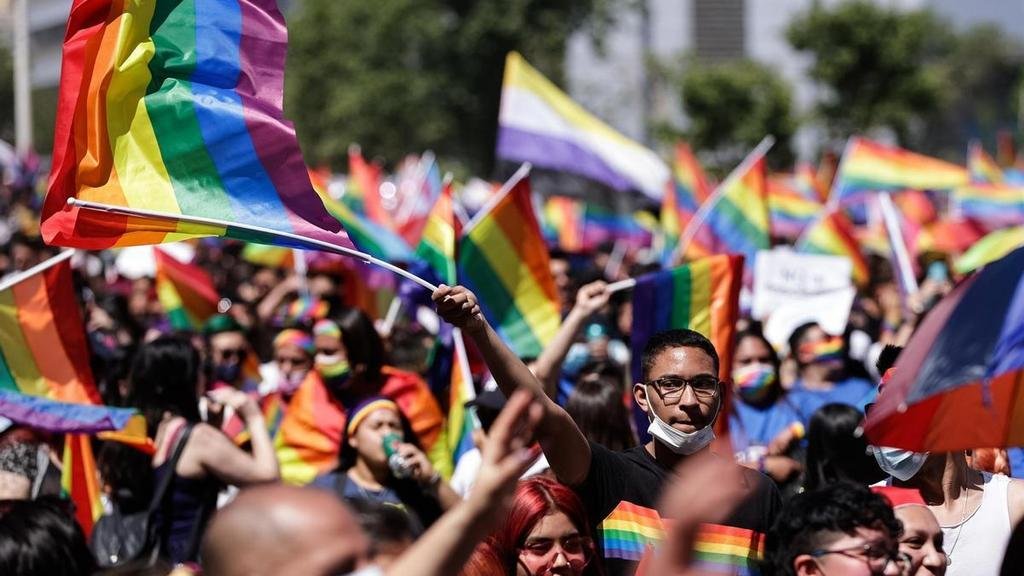 Baile, reclamos y mucho cotillón en la Marcha del Orgullo organizada en capital