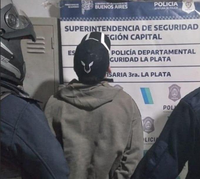 Detenido en Los Hornos con una moto sin patente y droga