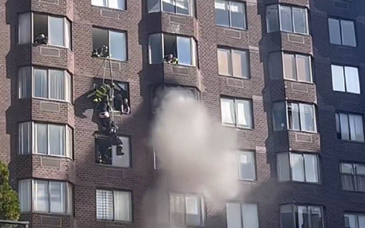 Se incendió un edificio en Manhattan y hay al menos 38 heridos