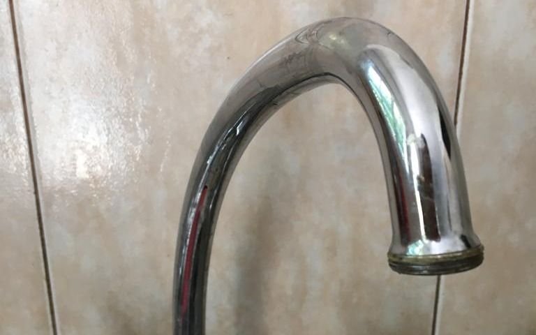 Atención vecinos de Los Hornos: poca presión y "falta de agua" por obras de reparación