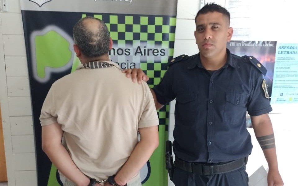A las piñas en Berisso: un detenido y un policía herido