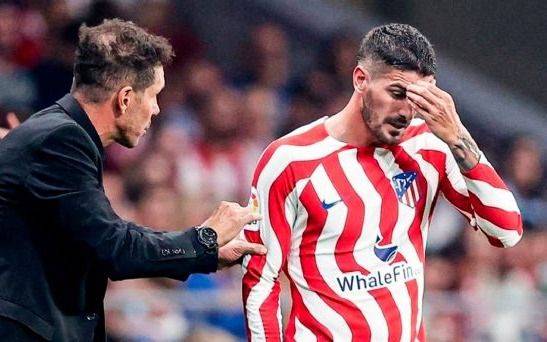 Ovación para Simeone y silbidos para De Paul en un momento muy tenso en el Atlético Madrid