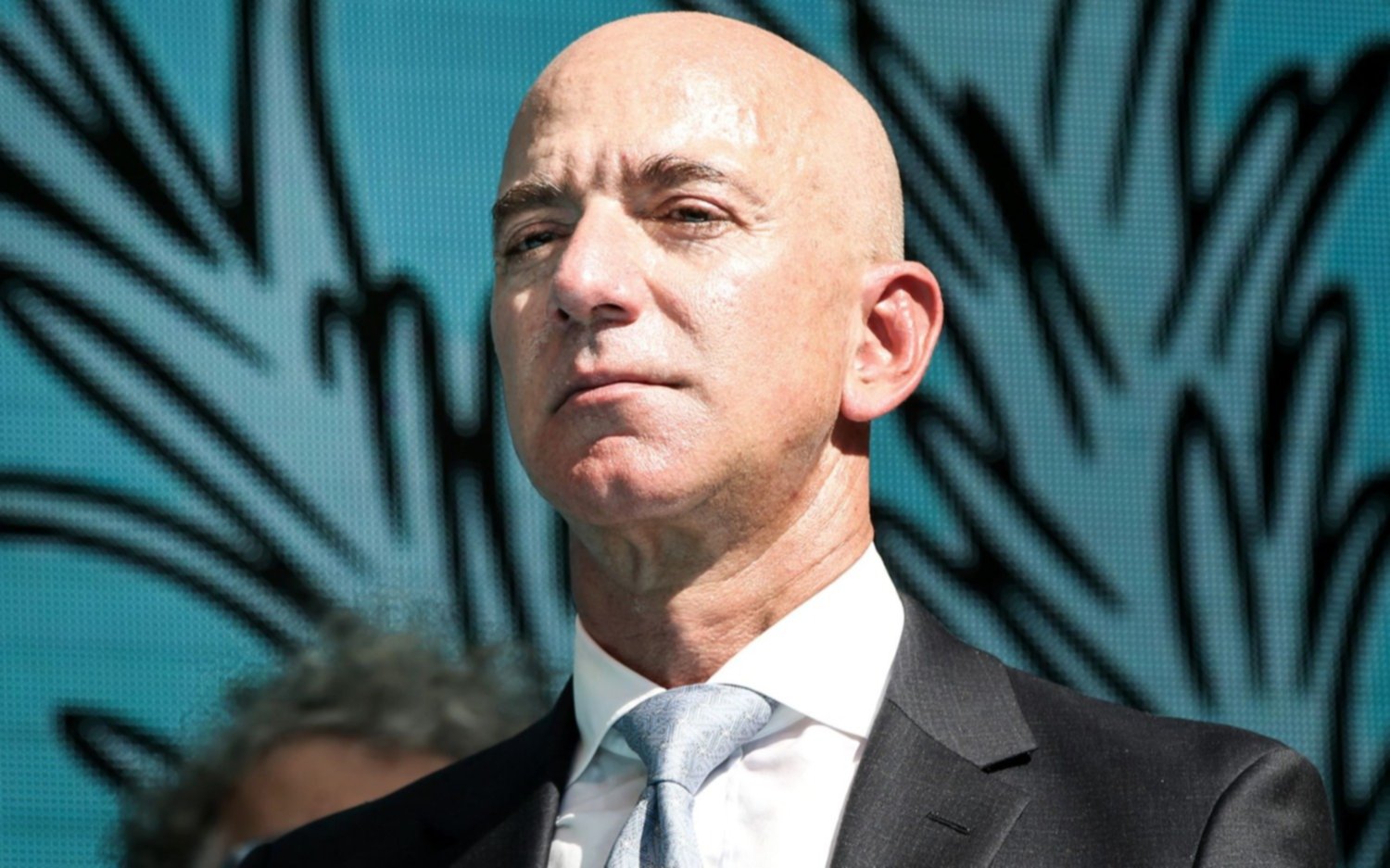 Insólito: Jeff Bezos denunciado por no dejar ir al baño a su empleada doméstica