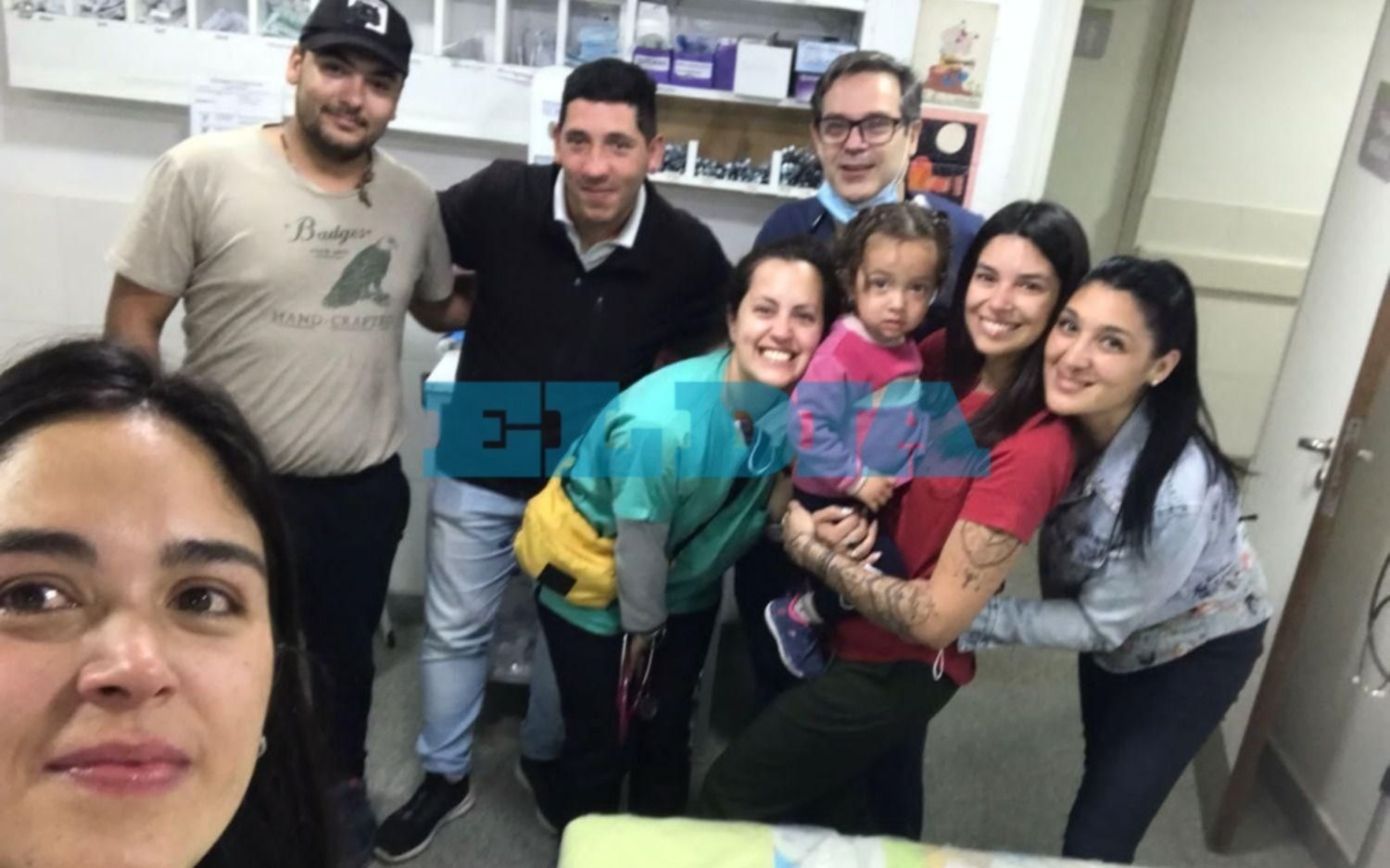 Una beba fue encontrada en una pileta flotando y sin signos vitales en La Plata: "Se salvó  de milagro"