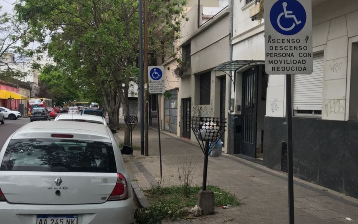 El "estacioná donde quieras" copó veredas en distintos puntos de La Plata