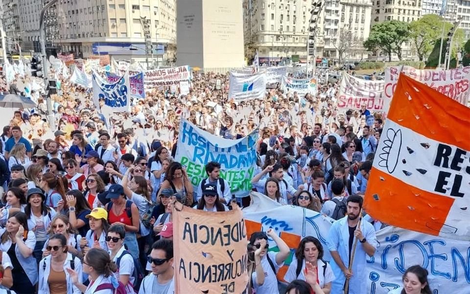 Marea blanca: los médicos residentes porteños volvieron a movilizarse
