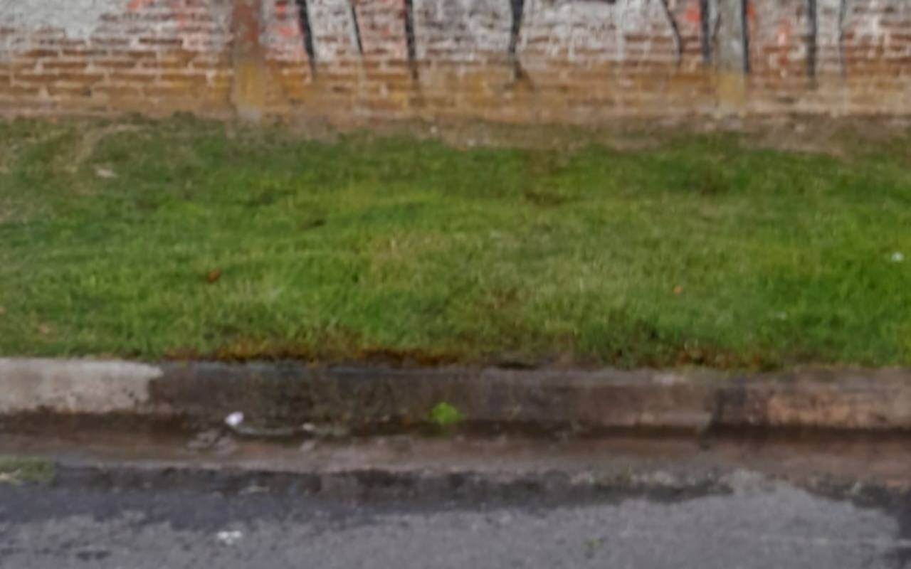 En Barrio Jardín, una pérdida de agua acumula 150 reclamos sin respuestas