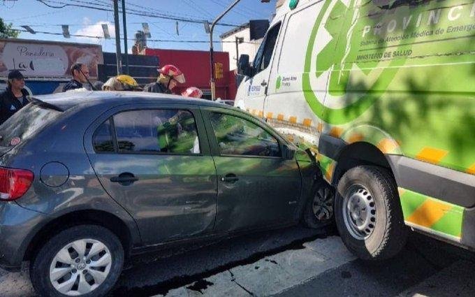 Insólito: un auto “se tragó” una ambulancia en Berisso