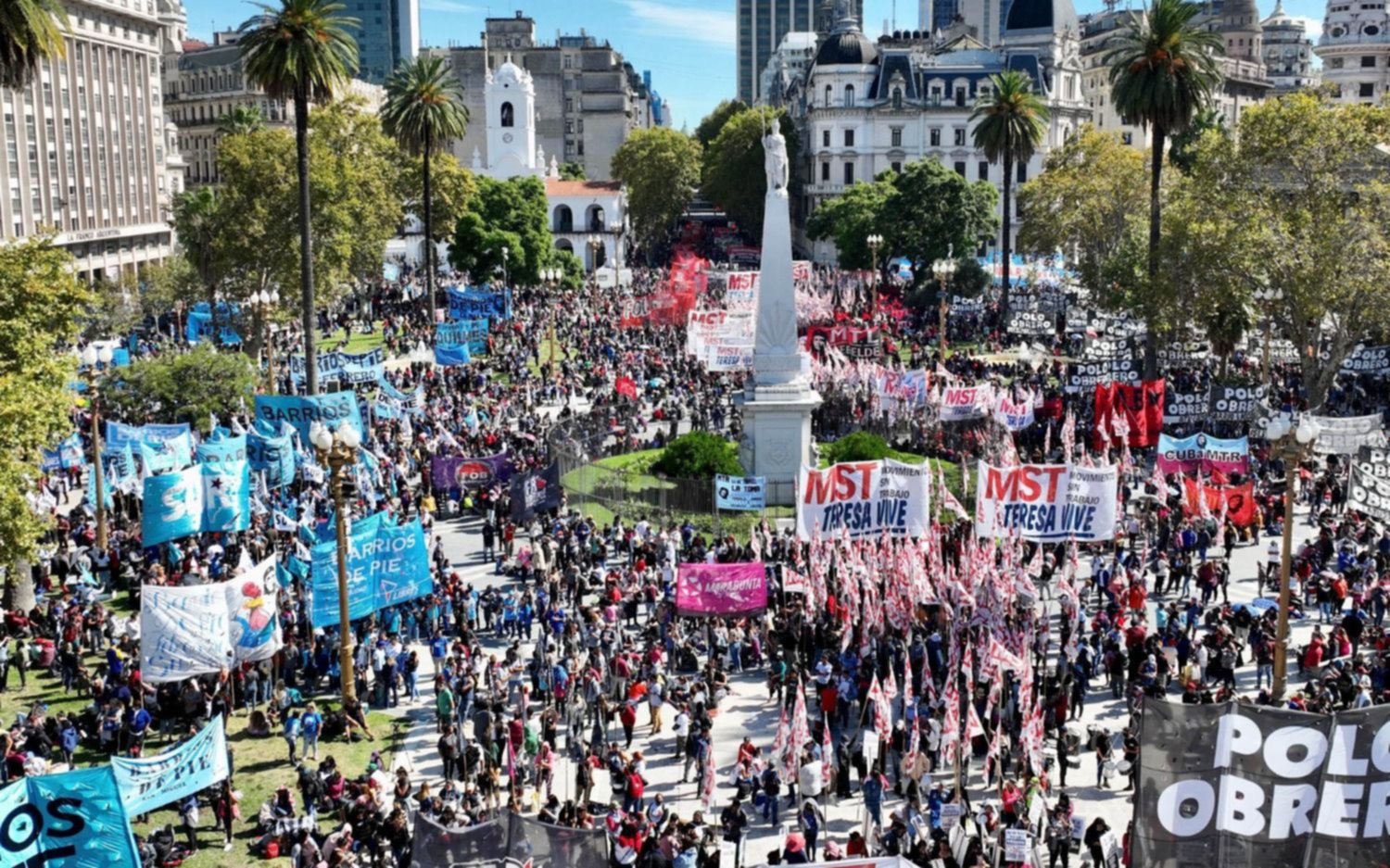 Piqueteros ratificaron la movilización y el Gobierno avisó que le quitarán planes a beneficiarios que compraron dólares