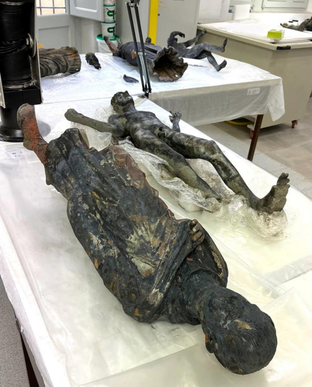 Encuentran 24 estatuas de bronce de hace más de 2.000 años en Italia
