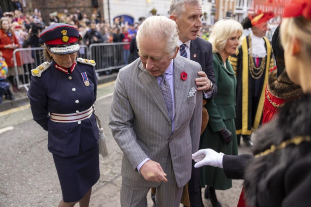 Esto con Isabel II no pasaba... la cara del rey cuando le tiraron huevos