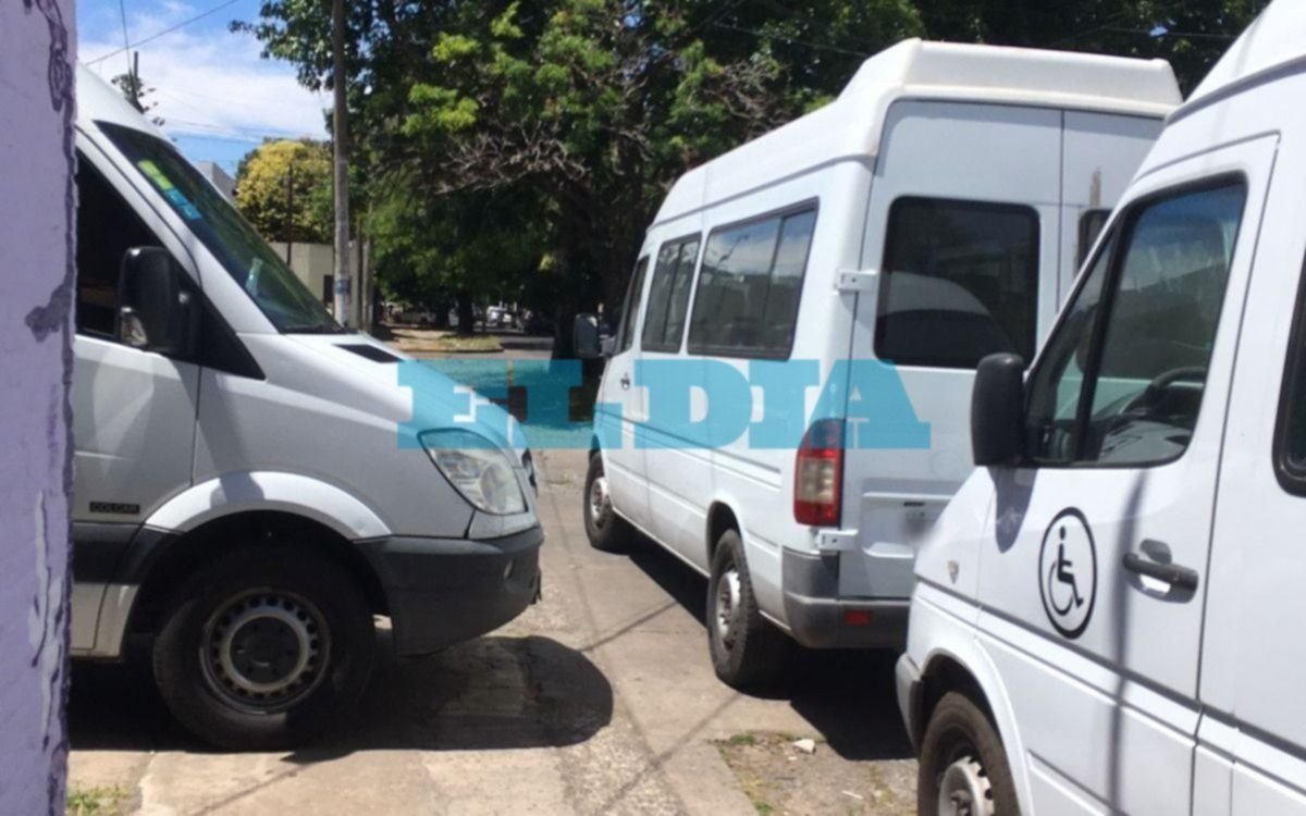 El "estacioná donde quieras" generó bronca en una comunidad educativa de La Plata
